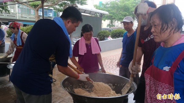 大伙兒不畏超過30度的高溫，汗流浹背還是忙著包粽子備料。（記者廖淑玲攝）