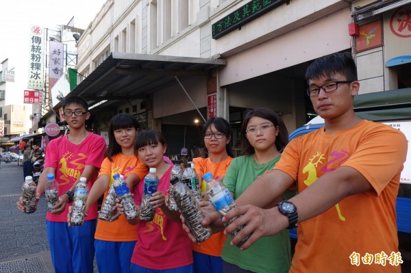 鹿港高中古蹟解說團去年暑假在第一市場撿菸的成果豐碩。（資料照）