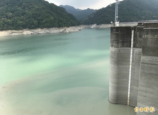 久旱不雨，石門水庫蓄水率只剩約3成，蓄水區域的岩石已祼露一大截。（記者李容萍攝）