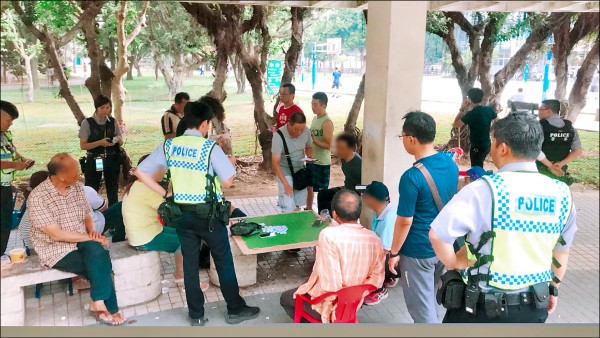 收到匿名陳情輸了80幾萬，中壢員警巧扮籃球客，前往中正公園掃蕩職業賭場。（記者李容萍翻攝）