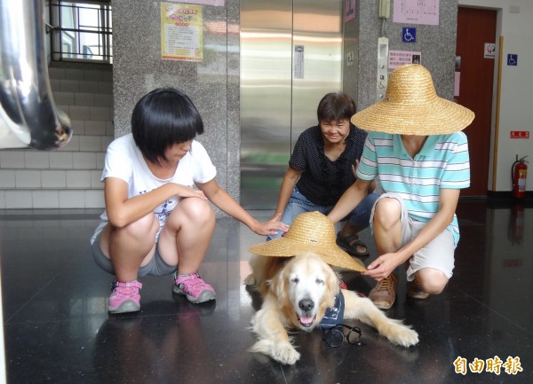 治療犬「罔市」特地從台北南下，和喜憨兒相見歡，圓了孩子們的夢。（記者廖淑玲攝）