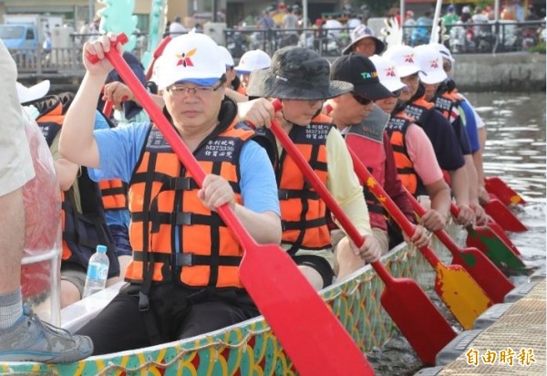 台南市代理市長李孟諺帶領市府代表隊練習划舟。（記者洪瑞琴攝）