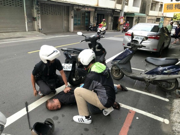 警方發現失竊車輛，埋伏逮捕犯嫌。（楊梅警方提供）