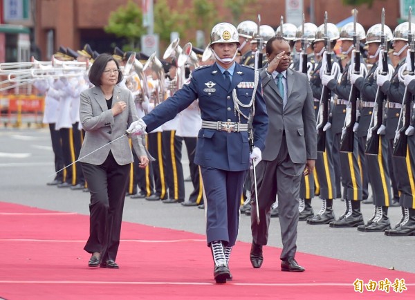 總統蔡英文8日在總統府以隆重軍禮歡迎來訪的史瓦帝尼恩史瓦帝三世國王。（記者黃耀徵攝）

