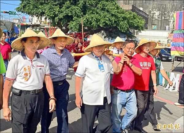 大溪永昌宮昨舉辦遶境，市長鄭文燦（前排右三）親自抬轎，並表示將把南興里打造成農村旗艦社區。（記者許倬勛攝）