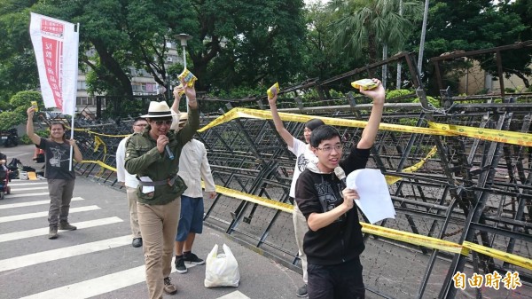 反教育商品化聯盟今日下午赴行政院外抗議，要求「教育部駁回所有大學調漲學雜費申請，「一所都不能漲。（記者陳鈺馥攝）