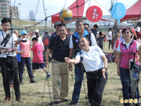 侯友宜參加蘆洲區的「運動樂開懷」活動，小試身手。（記者翁聿煌攝）