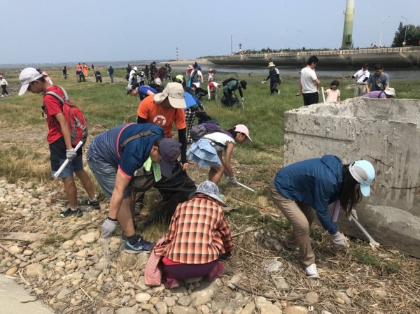 環保局在大安區塭寮漁港旁的龜殼生態公園舉行淨灘活動。（環保局提供）