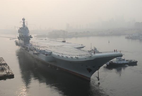中國首艘航空母艦遼寧號，在大連港傳出拆除艦載雷達大修，估計至少要花上好幾個月，（美聯社）