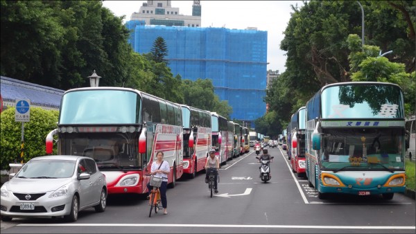 為避免遊覽車司機超時工作，交通部昨日預告修改定型化契約。（資料照）