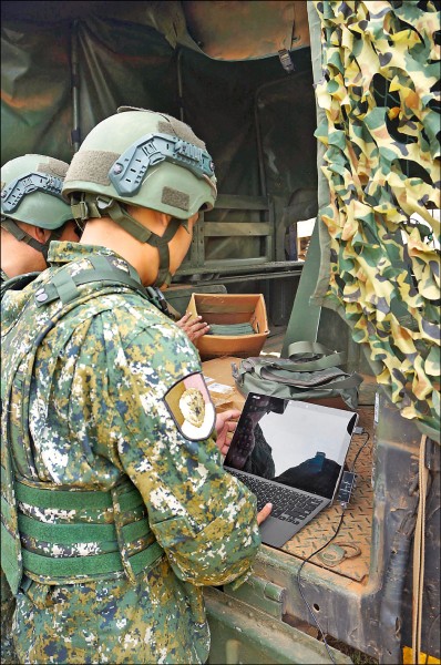 民間無人機航控人員穿軍裝進駐營區。（軍方提供）