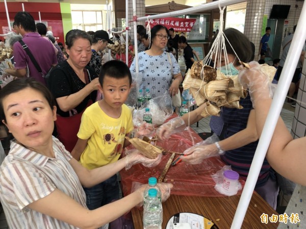 淡水區公所邀民眾當「粽」舖師，同慶端午。（記者陳心瑜攝）