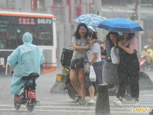 明天全台有雨、高溫略降，留意局部較大雨勢。（記者張嘉明攝）