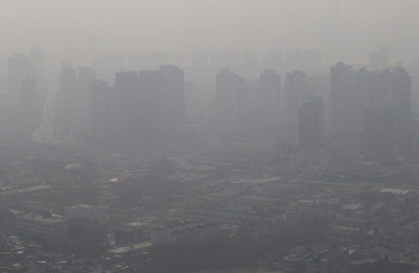 南韓首爾近年來飽受空汙之苦，甚至連職棒都因空汙嚴重而延賽，據韓國國立環境科學院最新數據顯示，首爾PM10、PM2.5的濃度為東京、倫敦、巴黎等主要大城市的2倍左右。（美聯社）