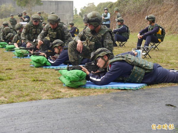 打靶瞄準動作示意圖，與新聞事件無關。（記者張軒哲攝）