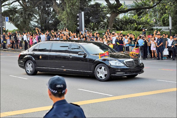 北韓領導人金正恩十日下午抵達新加坡，驅車前往星國總統府拜會星國總理李顯龍，由於車窗為不透明茶色，沒有任何非官方媒體能捕捉到金正恩的身影。（美聯社）
