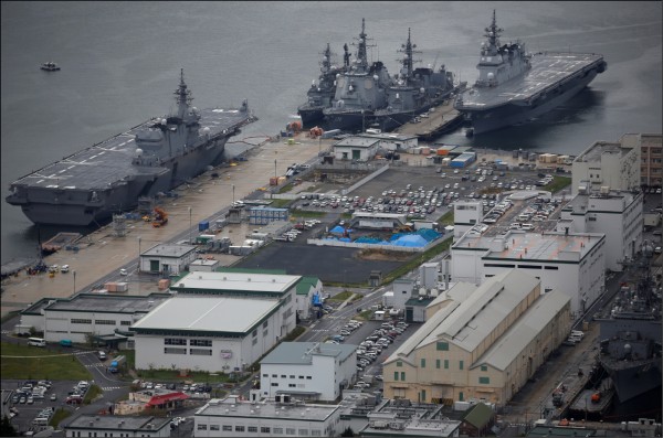 駐日美軍和日本海上自衛隊重鎮─九州佐世保港內一隅的鳥瞰圖，由左至右分別是海自「加賀號」、「澤霧號」、「鳥海號」、「霧雨號」與「伊勢號」等艦。（路透檔案照）
