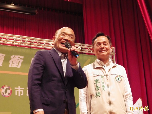 民進黨新北市長參選人蘇貞昌（左）今天晚上和市議員李余典（右）共同舉辦市政說明會。（記者陳心瑜攝）