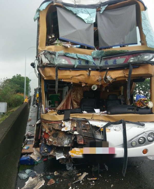 國道1號南下311公里處今早發生遊覽車與貨櫃車車禍，遊覽車的車頭幾乎全毀。（記者萬于甄翻攝）