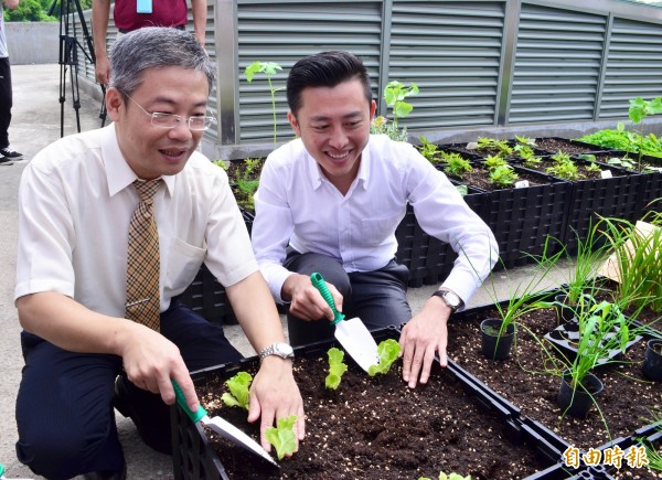 新竹市長林智堅（右）與元培科技大學校長林志城一同在屋頂上種菜。（記者蔡彰盛攝）