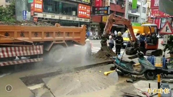 彰化市三民路疑因施工不慎挖破管線，造成大量天然氣外洩，消防員噴水降溫並沖散瓦斯味。（記者湯世名攝）