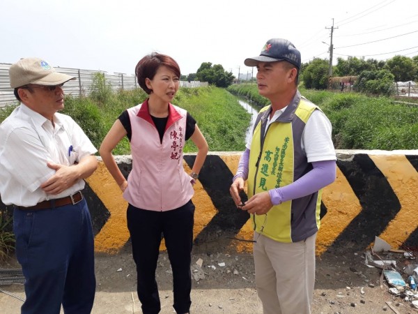 陳亭妃指出，十二佃本就位處下游、地勢低漥，因此相當仰賴曾文溪大排暢流。（陳亭妃辦公室提供）