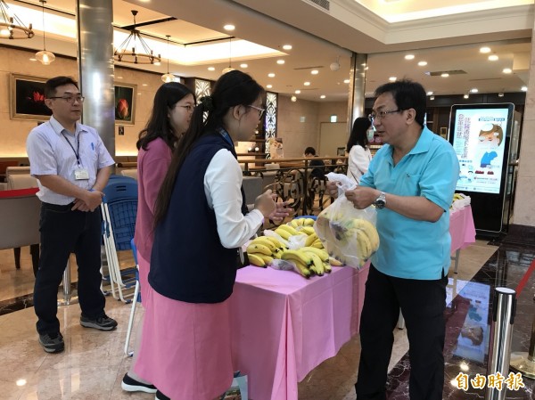 醫院採購千串蕉義賣 消費者：實在便宜