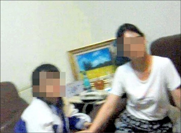 女學生（左）希望在台灣念護理系，與要她到中國念書的父親意見不合。（記者王善嬿翻攝）