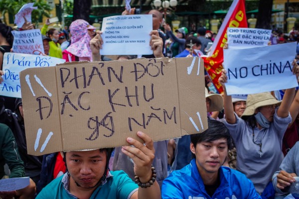 越南昨（10）日爆發反中示威，有民眾高舉NO CHINA的標語。（歐新社）