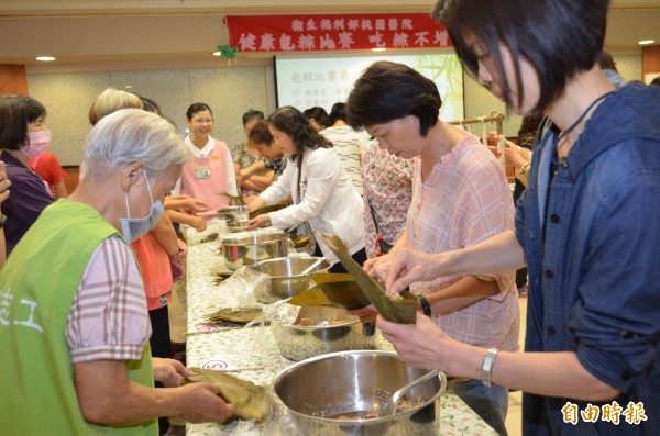 衛福部桃園醫院今天舉辦包粽活動，教大家如何料理低油、低鹽、低熱量、高纖的紅藜雞肉粽。（記者陳昀攝）