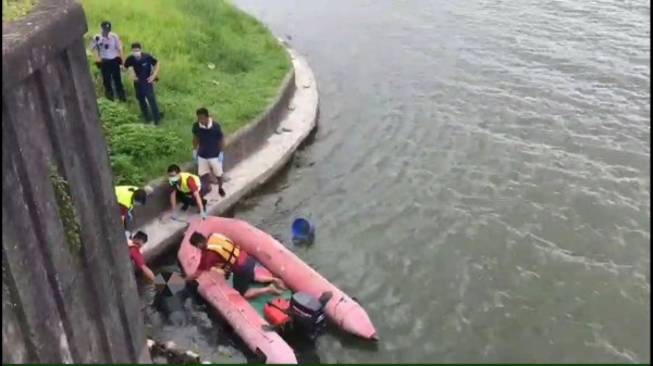 宜蘭縣利澤簡橋上游冬山河水域今天中午發現一具女性浮屍，消防人員出動橡皮艇打撈上岸。（記者江志雄翻攝）