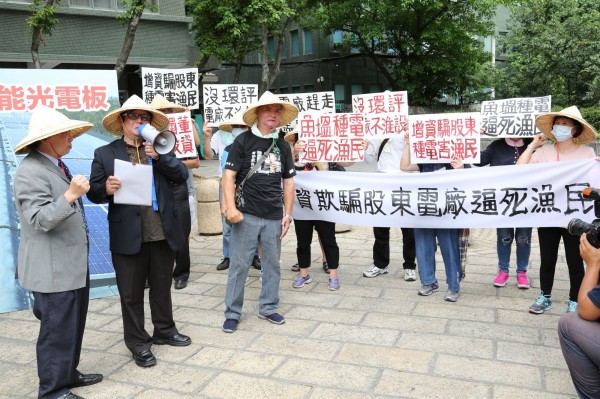 台南海岸資源促進會會長陳皇州(左二)率養殖戶到大同總公司抗議。(記者王冠仁翻攝) 台南海岸資源促進會會長陳皇州(左二)率養殖戶到大同總公司抗議。(記者王冠仁翻攝)