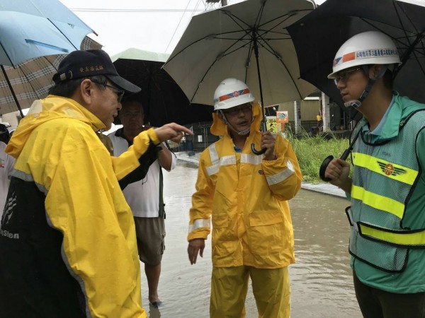 潘孟安巡查沿海低窪區。（記者蔡宗憲翻攝）