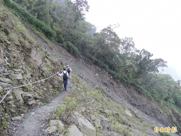 屏東山區豪雨不斷，屏東林管處宣布封閉北大武山國家步道。（記者李立法攝）