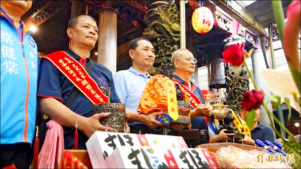 國民黨新北市長參選人侯友宜昨天到新莊地藏庵參拜，並參與迎神喊班過程。（記者葉冠妤攝）