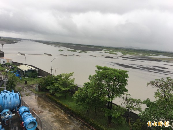 高屏溪流量飆高達每秒1600噸。 （記者陳文嬋攝）