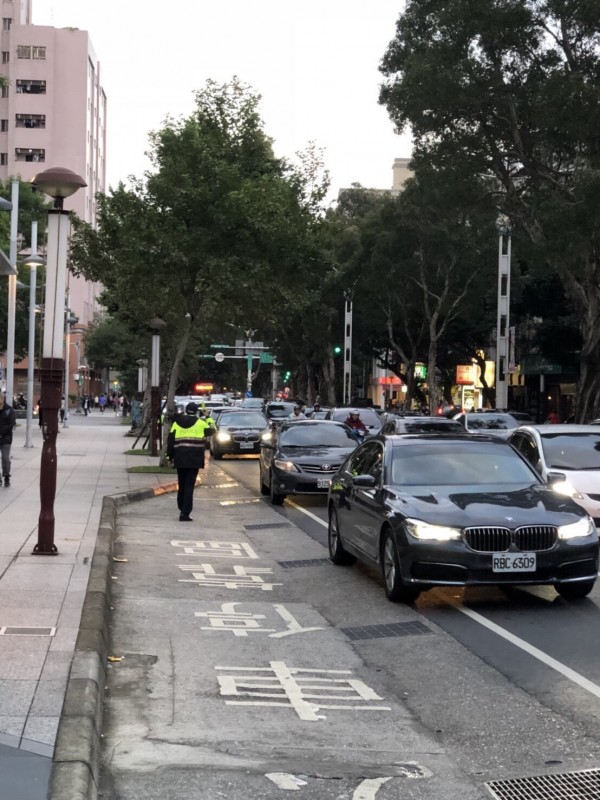 北市警為因應端節可能出現的人車潮，將自今日下午起進行疏導和取締違規違停。（記者劉慶侯翻攝）