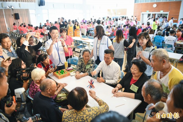 竹市府推動高齡樂活，與富邦人壽合作，利用半年踏遍竹市34個關懷據點，陪1850名長者體驗桌遊樂趣。（記者王駿杰攝）