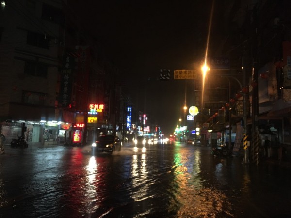 安中路昨晚因降雨過急而積水。（記者邱灝唐翻攝）