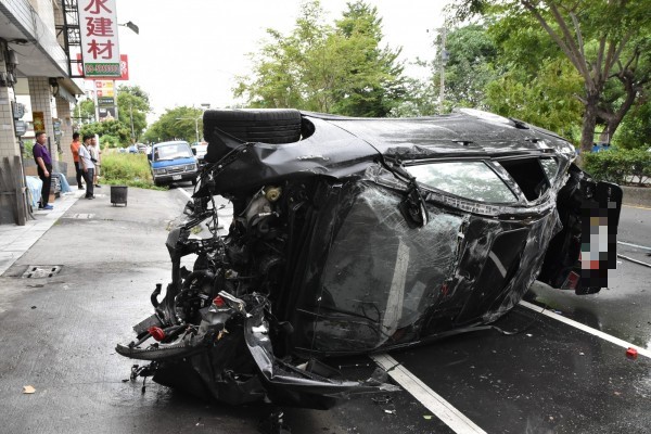 撞擊力道猛烈整部車嚴重扭曲變形。（記者黃淑莉攝）