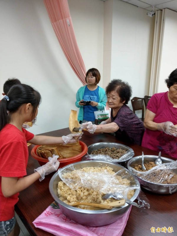 阿嬤與特教生包粽子，場面溫馨。（記者張軒哲攝）