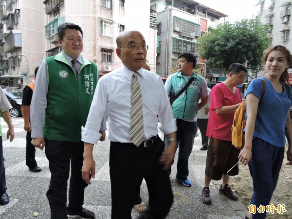 針對國民黨新北市長參選人侯友宜的文化大學宿舍爭議，民進黨新北市長參選人蘇貞昌競選辦公室質疑，侯友宜沒有正面說清楚，還推拖給妻子及其娘家，從「為富不仁」變成「麻木不仁」。（資料照，記者賴筱桐攝）