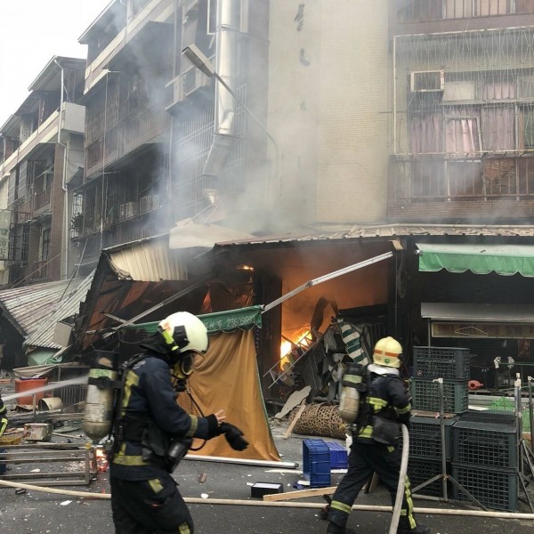 台中大智市場的早餐炸物店在今（15日）發生氣爆，造成3名員工受傷送醫，附近的攤商透露，店家可怕的瓦斯桶「死亡擺法」早就被大家勸過多次，但就是「講不聽」。（記者楊政郡翻攝）