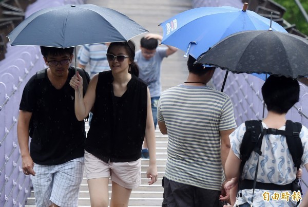 中央氣象局指出，今天（15日）持續有雨。（資料照）