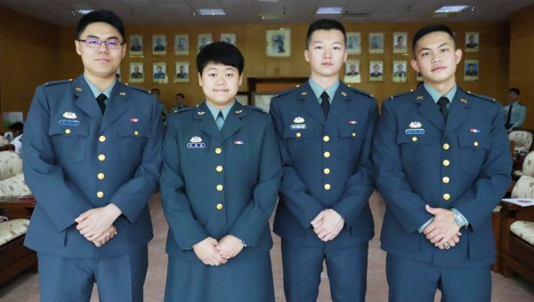 陸軍官校學生徐以諾（左起）、林宛儀、鄭國恩、梁家瑋赴美學成歸國，目前已授階任官，成為國軍基層幹部。（記者陳文嬋翻攝）