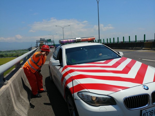 國5羅東路段北上車道，今天上午被流浪狗闖入，警方封路捕狗。（記者江志雄翻攝）