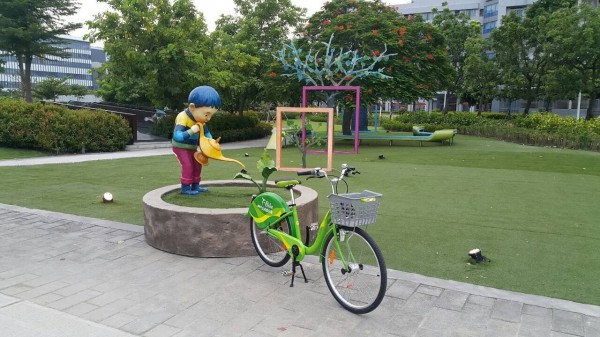 T-bike遊覽熱點，湖濱雅舍幾米公園的澆水男孩。（南市交通局提供）