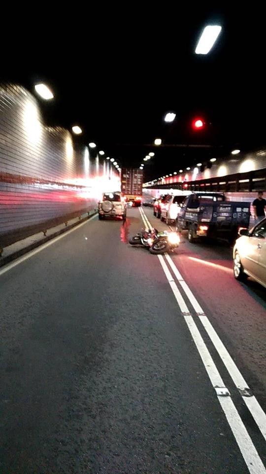 高雄過港隧道今天（16日）下午發生死亡車禍，重機騎士經過隧道要往高雄市區時，與同向貨櫃曳引車擦撞後遭輾壓，當場死亡。（翻攝自臉書社團）