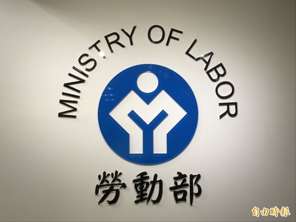 張姓超商店員被店長罰寫,還限制要在10分鐘內回家拿紙,張男情急之下不慎摔車重傷。近日張男控訴,店長事後神隱,沒向他道過歉,且他放了兩個月無薪假,依照勞依法應該要給薪,對此該超商台北主管表示,將會如數補上薪資,對於店長、店員的糾紛將居中協調。(資料照) 張姓超商店員被店長罰寫,還限制要在10分鐘內回家拿紙,張男情急之下不慎摔車重傷。近日張男控訴,店長事後神隱,沒向他道過歉,且他放了兩個月無薪假,依照勞依法應該要給薪,對此該超商台北主管表示,將會如數補上薪資,對於店長、店員的糾紛將居中協調。(資料照)