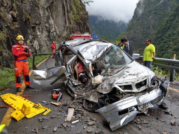 中橫便道發生落石砸中休旅車意外，副駕駛座的劉女被變形的車體夾住右腳，動彈不得。（記者歐素美翻攝）